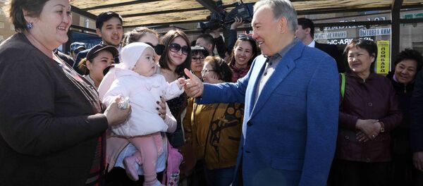 Глава государства ознакомился с деятельностью железнодорожного вокзала на правом берегу столицы и встретился с гостями и жителями города на привокзальной площади - Sputnik Казахстан