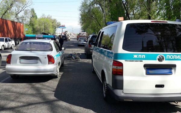 Грузовик переехал велосипедиста в Алматы - Sputnik Казахстан