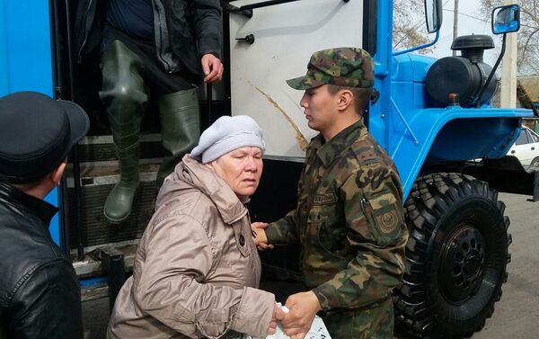 Эвакуация населения из пострадавших от паводка поселков в СКО - Sputnik Казахстан