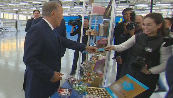 Президент Казахстана Нурсултан Назарбаев посетил кондитерскую фабрику Баян Сулу в Костанае - Sputnik Казахстан