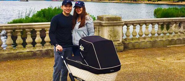 Айсултан Назарбаев с супругой и дочерью Айсултан Назарбаев с супругой и дочерью - Sputnik Казахстан