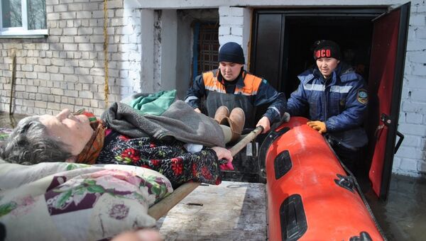 98-летнюю жительницу Петропавловска эвакуировали из зоны паводка - Sputnik Казахстан