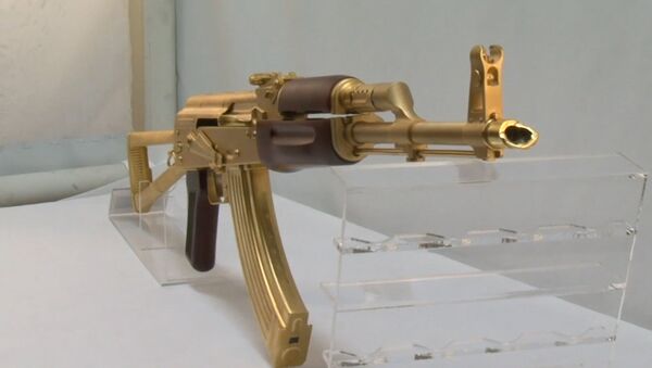 В одном из оружейных магазинов Техаса показали золотой автомат Калашникова - Sputnik Казахстан
