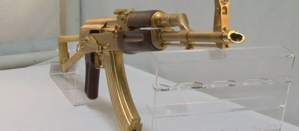 В одном из оружейных магазинов Техаса показали золотой автомат Калашникова В одном из оружейных магазинов Техаса показали золотой автомат Калашникова - Sputnik Казахстан