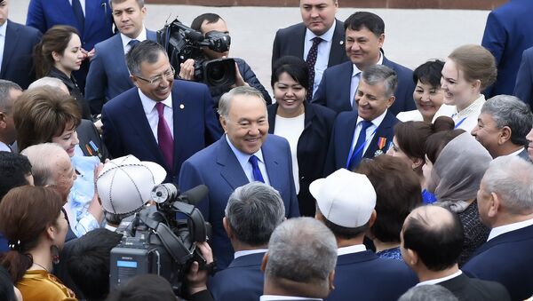 Нурсултан Назарбаев во время поездки в ЮКО - Sputnik Казахстан