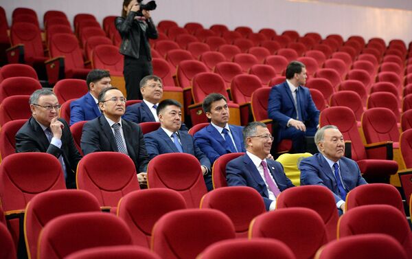Нурсултан Назарбаев во время поездки в ЮКО - Sputnik Казахстан