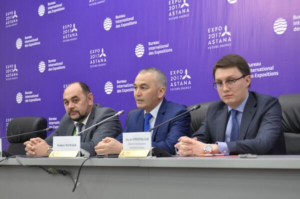 Миллионный покупатель билетов ЭКСПО Кайрат Мамаев (в центре) Миллионный покупатель билетов ЭКСПО Кайрат Мамаев (в центре) - Sputnik Казахстан