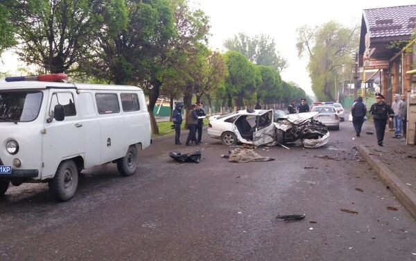 Автомобиль с пассажирами врезался в дерево в Алматы - Sputnik Казахстан