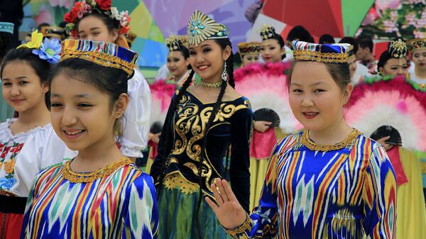 Девушки в национальных костюмах - Sputnik Қазақстан
