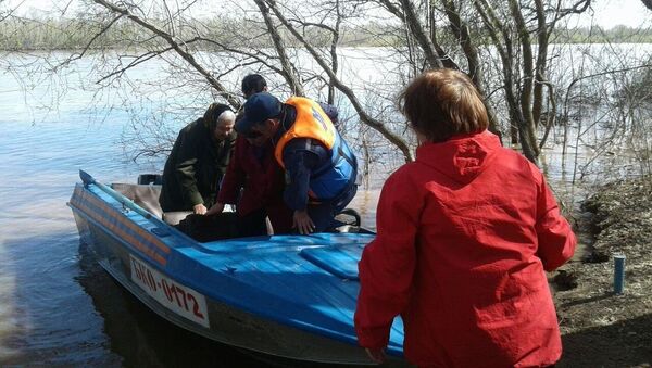 Эвакуация пассажиров на лодке из сломанной баржи в Уральске - Sputnik Қазақстан