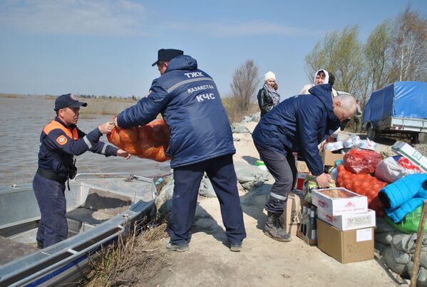 Спасатели эвакуируют жителей из подтопленных поселков в СКО - Sputnik Казахстан