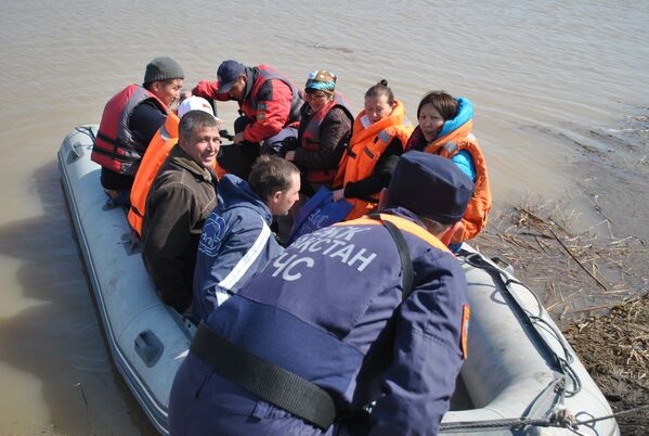 Спасатели эвакуируют жителей из подтопленных поселков в СКО - Sputnik Казахстан