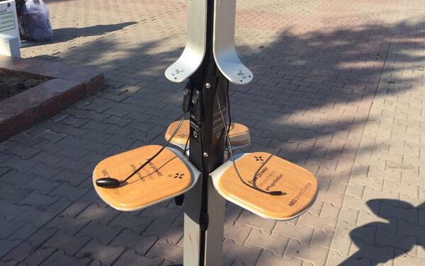 Уличные стойки для подзарядки мобильных телефонов - Sputnik Казахстан