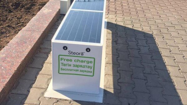 Уличная станция мобильной зарядки телефонов на солнечных батареях - Sputnik Казахстан