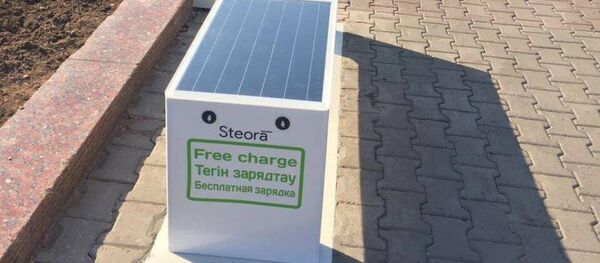 Уличная станция мобильной зарядки телефонов на солнечных батареях Уличная станция мобильной зарядки телефонов на солнечных батареях - Sputnik Казахстан