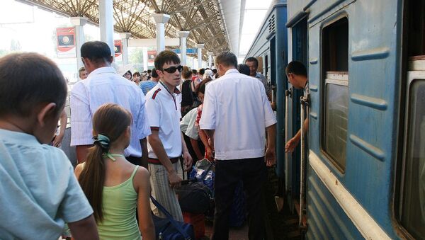 Люди на перроне алматинского вокзала - Sputnik Казахстан