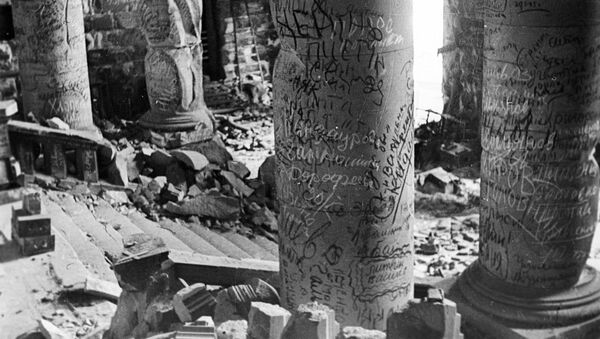 Надписи на колоннах Рейхстага в Берлине - Sputnik Қазақстан