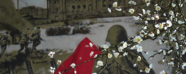 Мен оны көшеде кездестіріп, оны үйде жыныстық қатынасқа түсуге көндірдім.