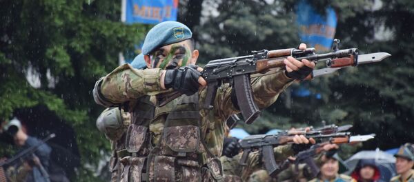 7 мая празднуют в Алматы под проливным дождем 7 мая празднуют в Алматы под проливным дождем - Sputnik Казахстан