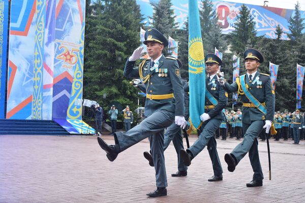 7 мая празднуют в Алматы под проливным дождем - Sputnik Казахстан