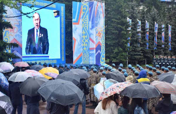 7 мая празднуют в Алматы под проливным дождем - Sputnik Казахстан