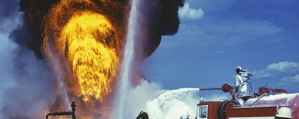 Архивное фото учения по тушению пожаров на нефтяном месторождении Архивное фото учения по тушению пожаров на нефтяном месторождении - Sputnik Казахстан