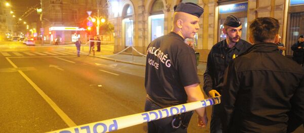 После взрыва в центре Будапешта полицейские оцепили место ЧП После взрыва в центре Будапешта полицейские оцепили место ЧП - Sputnik Казахстан