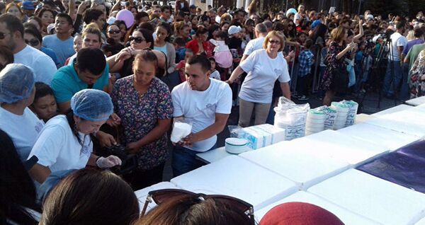 Двухтонный торт на площади в Бишкеке - Sputnik Казахстан