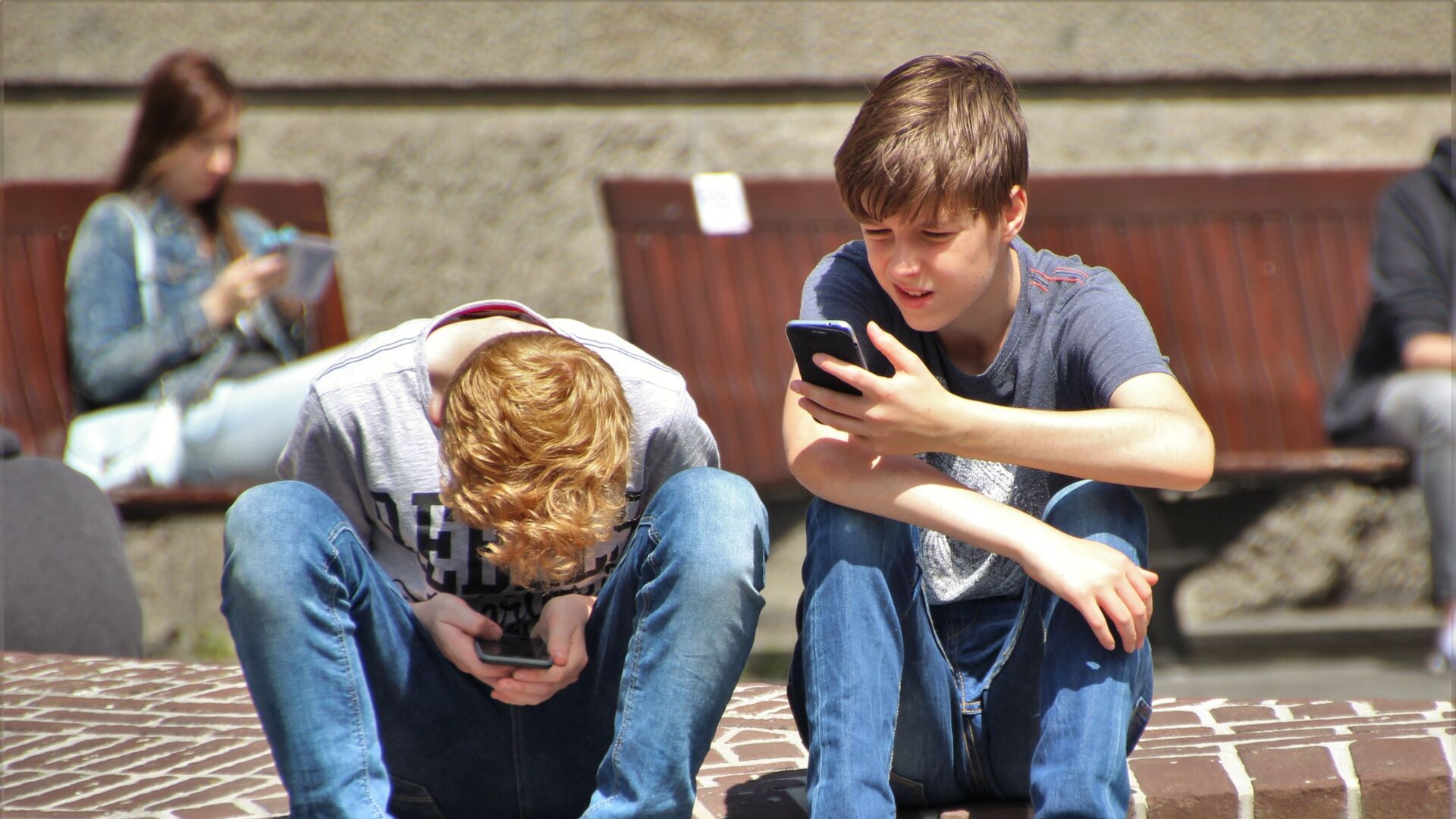 Большой подросток. Подросток с телефоном. Подросток сидит в телефоне. Невоспитанный подросток. Подросток неудачник.