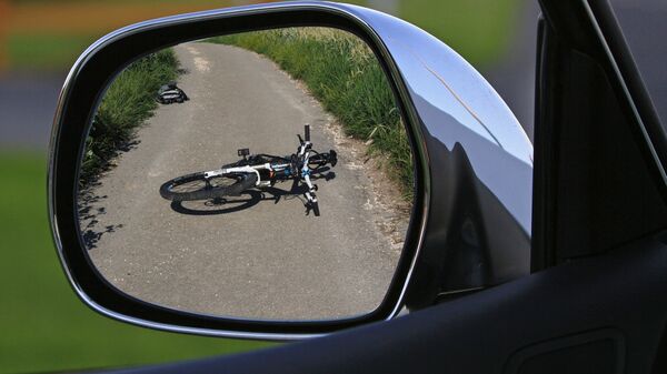 Велосипед на дороге отражается в боковом зеркале автомобиля - Sputnik Қазақстан