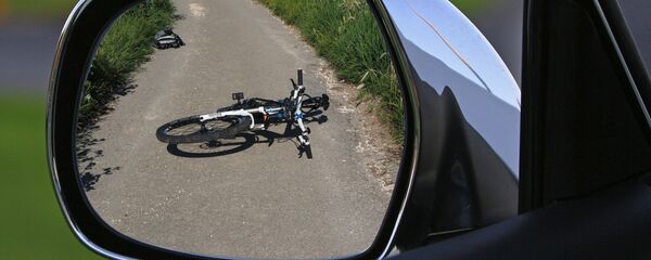 Велосипед на дороге отражается в боковом зеркале автомобиля - Sputnik Казахстан
