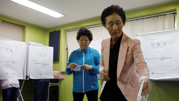 Женщины на избирательном участке в Сеуле - Sputnik Казахстан