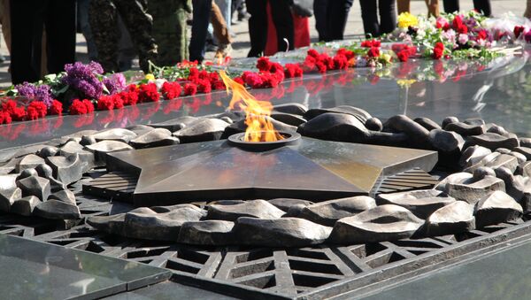 Вечный огонь на мемориале славы в Алматы - Sputnik Казахстан