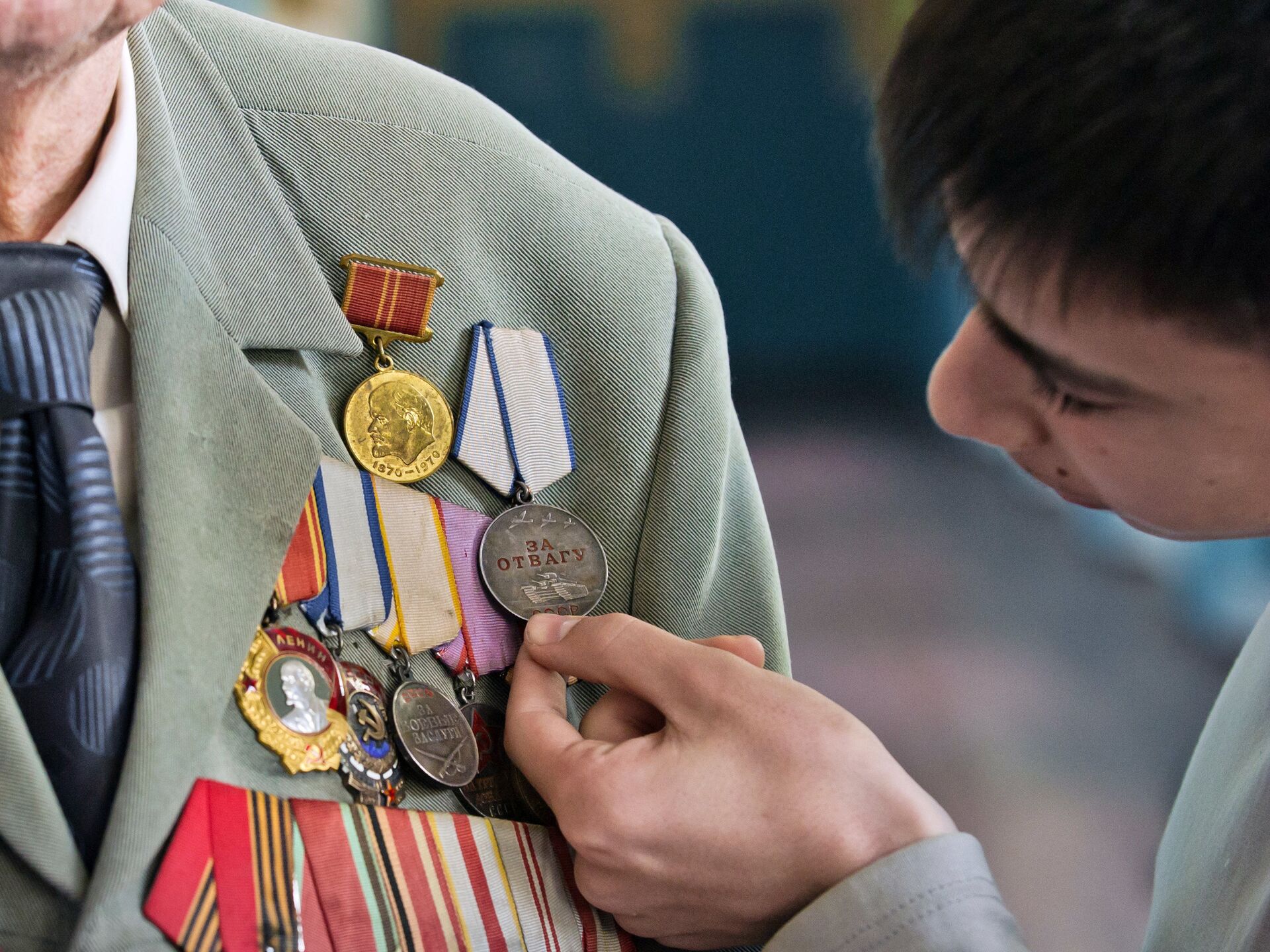Награды сдавали. Пиджак с медалями ветерана. Ордена на пиджаке. Награды ветеранов. Ветеран с медалями.