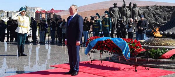 Нурсултан Назарбаев возложил цветы к Вечному огню - Sputnik Казахстан