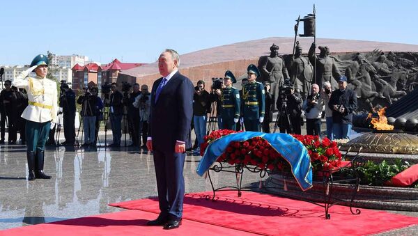 Нурсултан Назарбаев возложил цветы к Вечному огню - Sputnik Казахстан