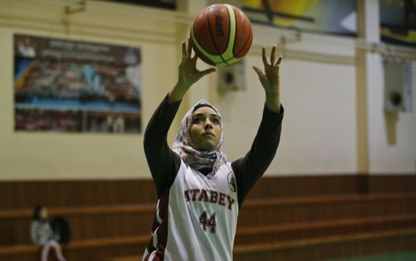 Баскетболистка в хиджабе - Sputnik Казахстан