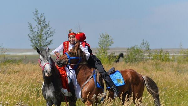 Молодые люди на лошадях, архивное фото  - Sputnik Казахстан