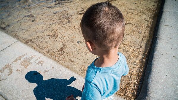 Ребенок смотрит на свою тень, архивное фото - Sputnik Казахстан