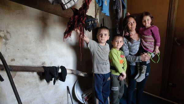 Семья с детьми живет в здании морга в Костанае - Sputnik Казахстан