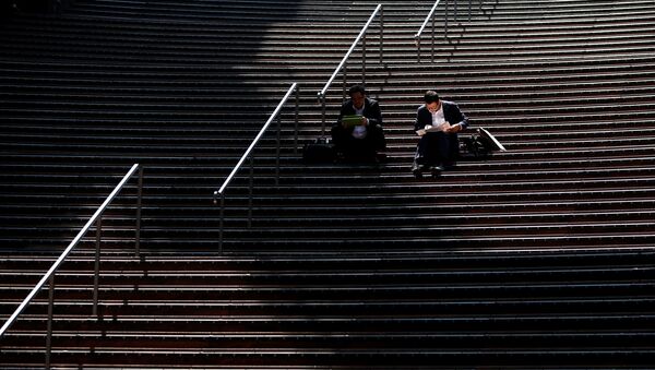 Люди, сидящие на лестнице - Sputnik Казахстан