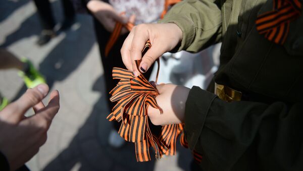 Волонтер раздает георгиевские ленточки, архивное фото - Sputnik Казахстан