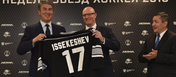 Аким Астаны Асет Исекешев и президент КХЛ Дмитрий Чернышенко - Sputnik Казахстан