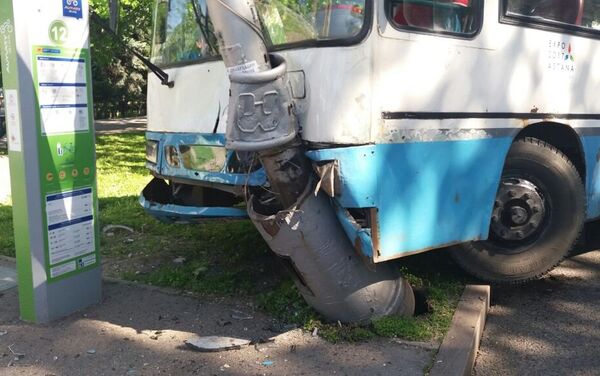 Автобус врезался в столб на перекрестке Достык - Сатпаева - Sputnik Казахстан