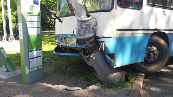 Автобус врезался в столб, архивное фото - Sputnik Казахстан