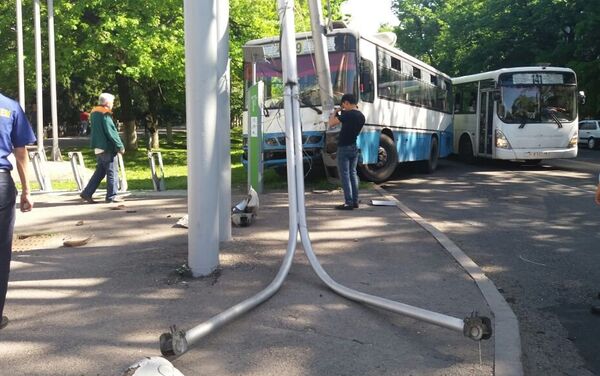 Автобус врезался в столб на перекрестке Достык - Сатпаева - Sputnik Казахстан
