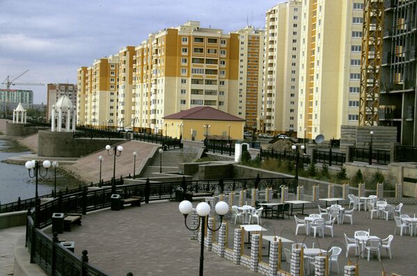 Архивное фото летнего кафе на набережной реки Ишим в Астане - Sputnik Казахстан