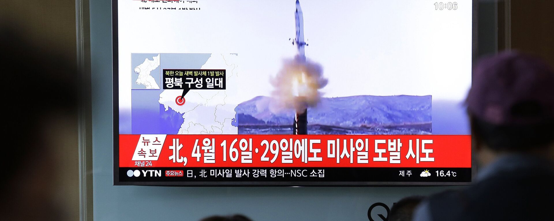 Люди на железнодорожном вокзале в Сеуле смотрят репортаж о Северной Корее, которая произвела в ночь на 14 мая 2017 года пуск баллистической ракеты  - Sputnik Казахстан, 1920, 05.10.2022