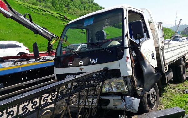 Две легковушки и грузовик столкнулись в Алматы - Sputnik Казахстан