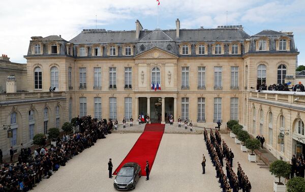 Общий вид Елисейского дворца во время церемонии инаугурации нового президента Франции Эммануэля Макрона - Sputnik Казахстан